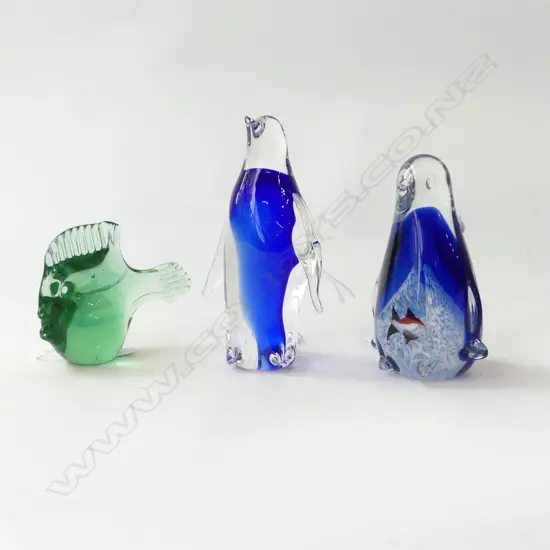 2 HAND BLOWNED COLORED GLASS PINGUINS, H.130mm & GLASS FISH, H.70mm