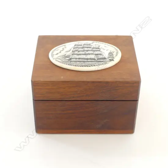WOODEN BOX w SCRIMSHAW MEDALLION, WALRUS IVORY, HAWAIIAN CRAFTED, H.75 x W.110mm