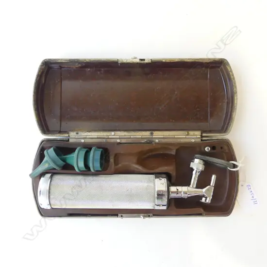 VINTAGE OPTHALMOSCOPE IN BAKELITE CASE, L.240MM