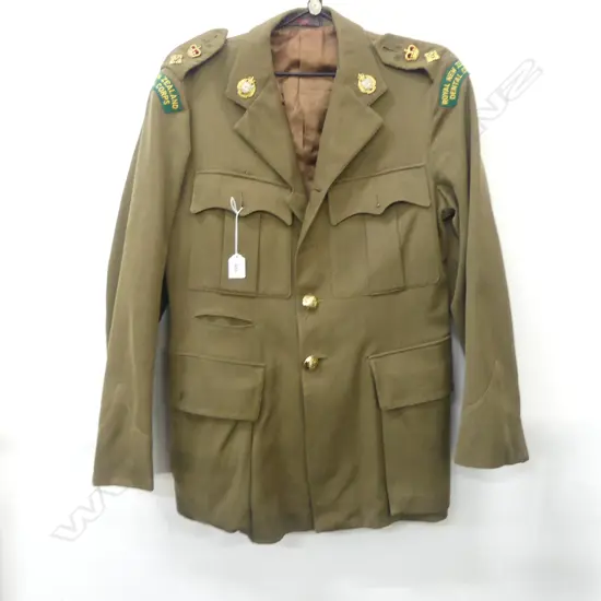 WWII NZ OFFICERS JACKET AND BADGES