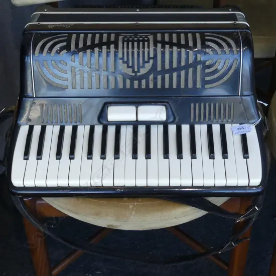 SERENELLI VINTAGE PIANO ACCORDION, L.440mm