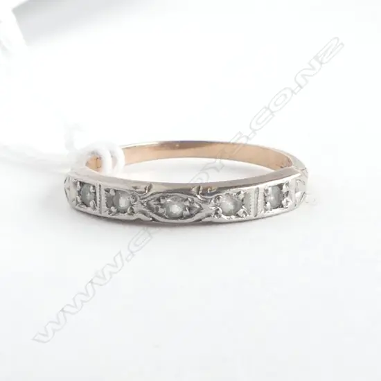 VINTAGE 9ct GOLD & 5 SMALL WHITE STONES BAND RING  SIZE N 1.87gms