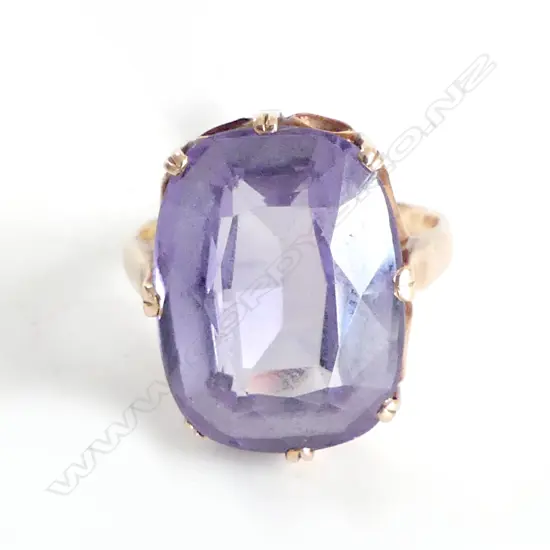 9ct or higher & SYN  PURPLE/BLUE STONE GOLD RING  SIZE M  5.5gms