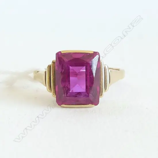 9ct GOLD & SYN PINK STONE RING  SIZE M 1/2 3gms