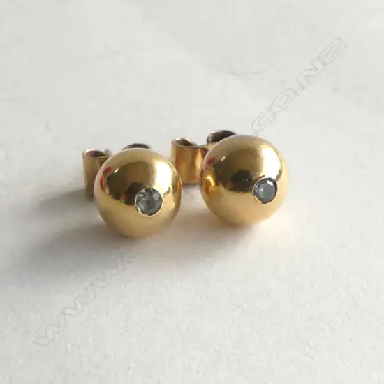 PR 18ct GOLD BALL EARRINGS w CENTRAL  WHITE STONE, 1.74gm