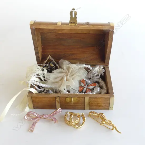 WOODEN JEWELLERY BOX W.155mm w. ASST. COSTUME + 925 SILVER BRACELET 39gms