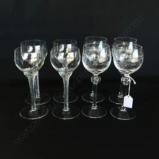 8 WINE GLASSES (4+4) H.185mm (1 w. BASE CHIP)