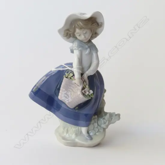 LLADRO #5222 'PRETTY PICKINGS' H.175mm