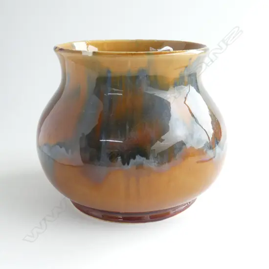 EARLY AMBRICO CROWN LYNN VASE, BISCUIT COLOURED GLAZE, H.150mm (chips to rim) 