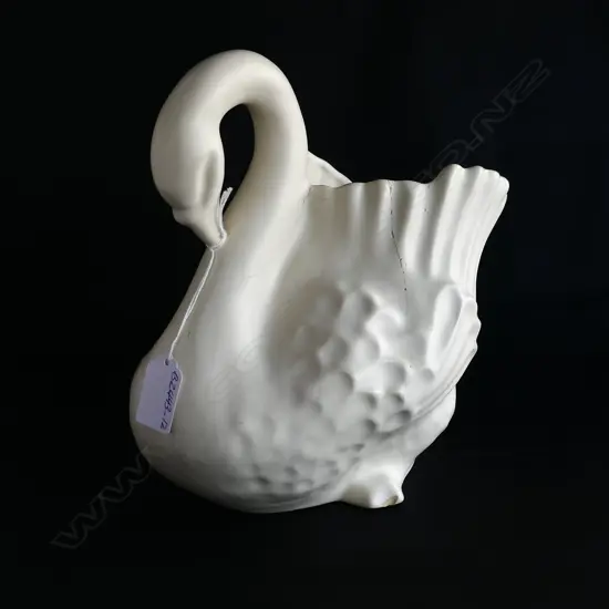 CROWN LYNN LG WHITE SWAN, STAMPED TO BASE, L.250mm (cracked)