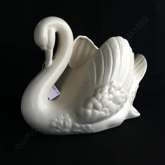 CROWN LYNN LG WHITE SWAN, STAMPED TO BASE, #170, L.300mm ( repaired)