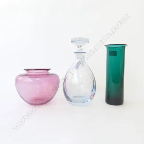 3 ART GLASS PCES; SIGNED DECANTER H.230mm, GREEN HOLMEGAARD VASE, PINK HOGLUND? VASE