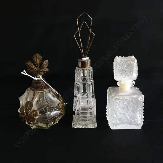 THREE VINTAGE GLASSES SCENT BOTTLES, TALLEST H.160mm