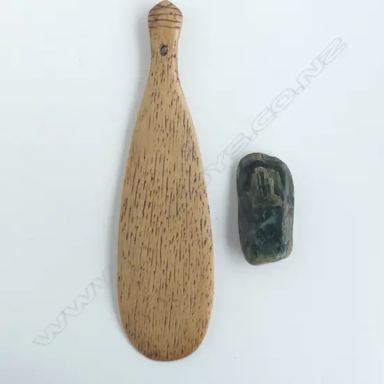 SMALL RESIN PATU PARAOA L.195mm + POUNAMU PEBBLE L.60mm