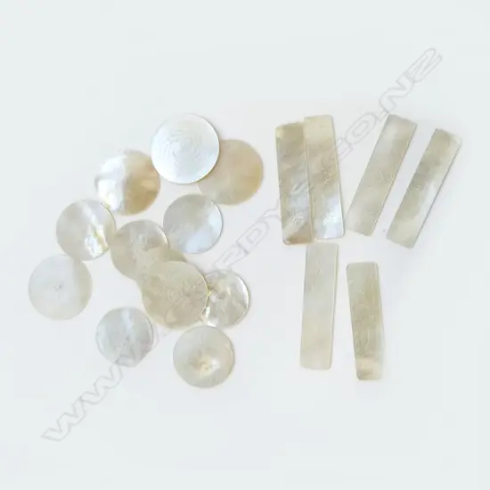 18 VICTORIAN MOTHER OF PEARL ENGRAVED GAMING TOKENS, L.57MM (RECTANGULAR)