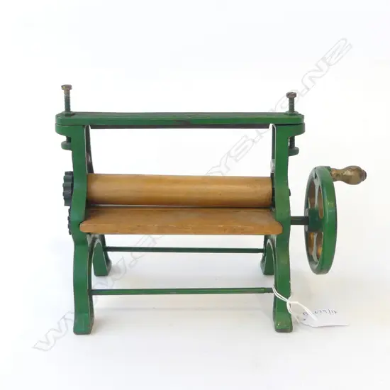 SMALL CAST IRON MANGLE WRINGER, L.230MM