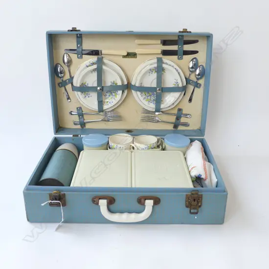 VINTAGE ‘BREXTON’ PICNIC SET IN BLUE, L.490MM W.330MM