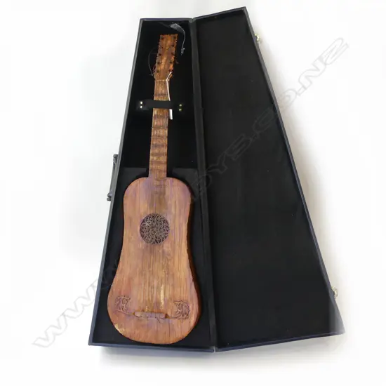 VINTAGE STRINGED INSTRUMENT IN CASE L900MM