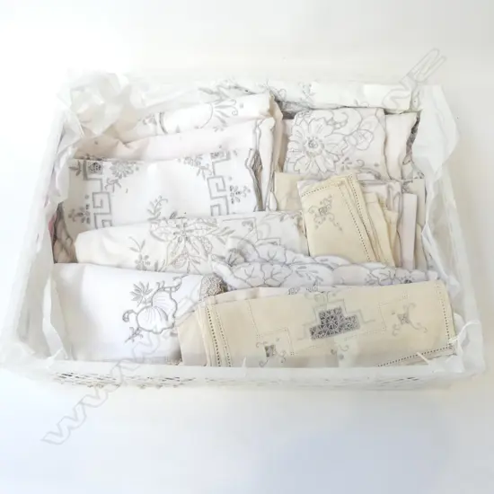 TRAY OF EMBROIDED LINEN TABLE CLOTH & SERVIETTES