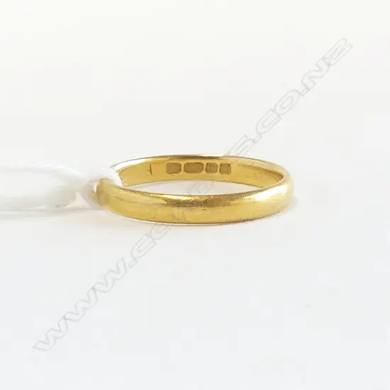 18ct GOLD BAND RING 2.32gms  SIZE K