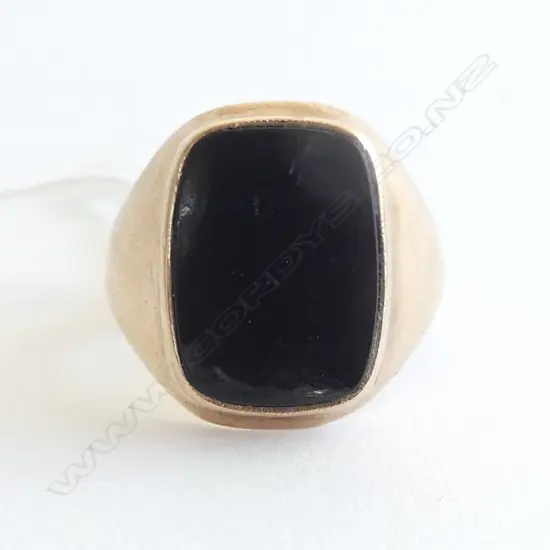 9CT  ONYX SIGNET RING 5.6gms  SIZE Q