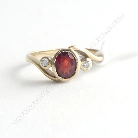 9cT GOLD & GARNET RING 3.04gms  SIZE S 1/2