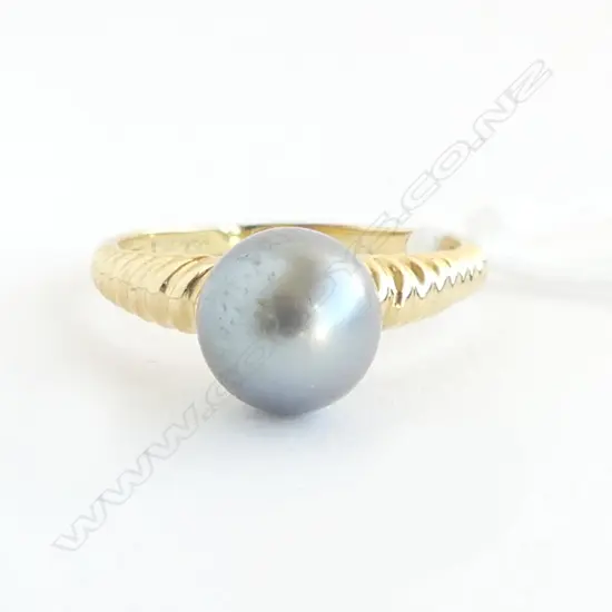 18ct BLACK PEARL SET RING, 3.1gms  SIZE Q
