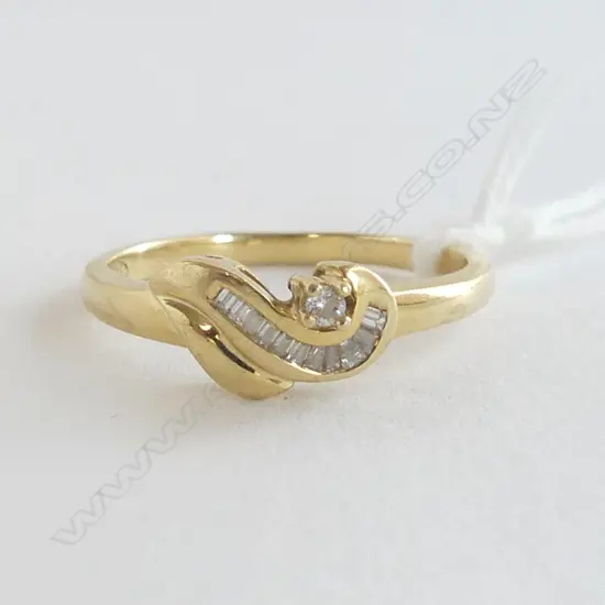 18CT ROUND/BAGUETTE DIAMOND RING 3.0gms  SIZE O