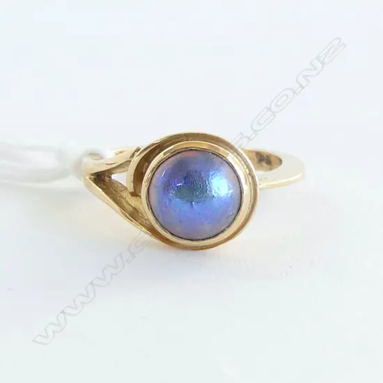 18ct PAUA PEARL RING 5.4gms  SIZE N
