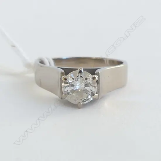 18ct WHITE GOLD DIAMOND RING (APPROX 0.80ct -  GLASS FILLED) SIZE N