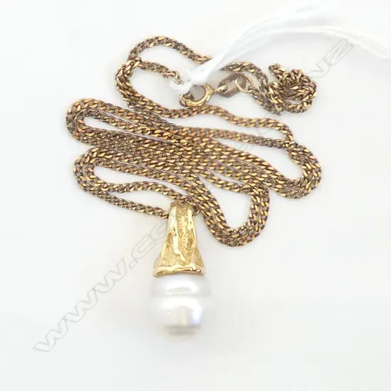 18CT PEARL PENDANT ON 9CT CHAIN