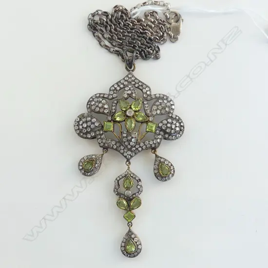 COSTUME PENDANT ON STG CHAIN