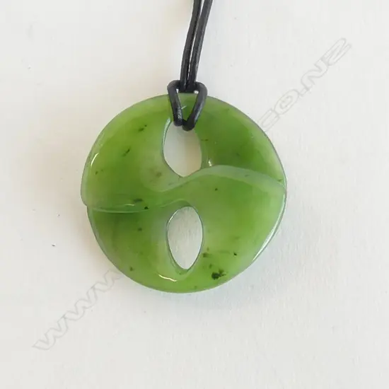 MAORI CARVED POUNAMU MOBIUS TYPE PENDANT overlapping bladed disc Dia.40mm