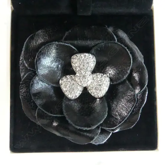 SWAROVSKI BROOCH BLACK FLOWER GEM SET CENTER as new & boxed