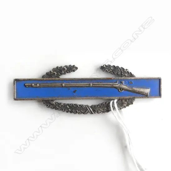 WWII SILVER INFANTRY MARKSMAN RIFLE BADGE/PIN US MILITARY blue enamel. slight faults