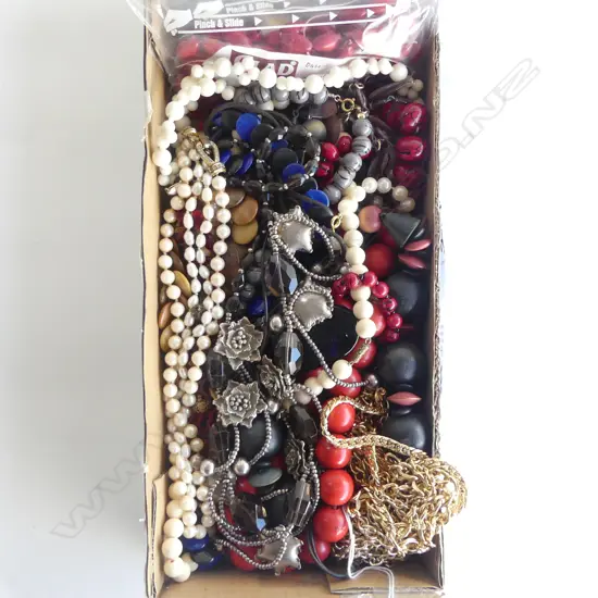 COLLECTION COSTUME NECKLACES