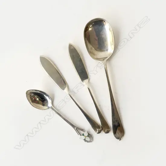 2 S/SILVER BUTTERKNIVES S/SILVER JAM SPOON & S/SILVER SOV SPOON 60G