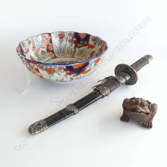 JAPANESE IMARI BOWL DIA260MM REPRO SHORT SWORD L430MM & POTTERY TOAD A.F. L100MM