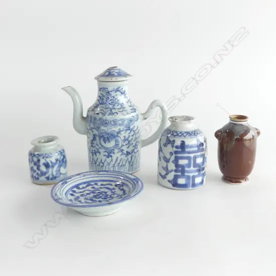 5 CHINESE PORCELAIN PCES: 4 OLD B & W some w faults + SMALL BROWN VASE