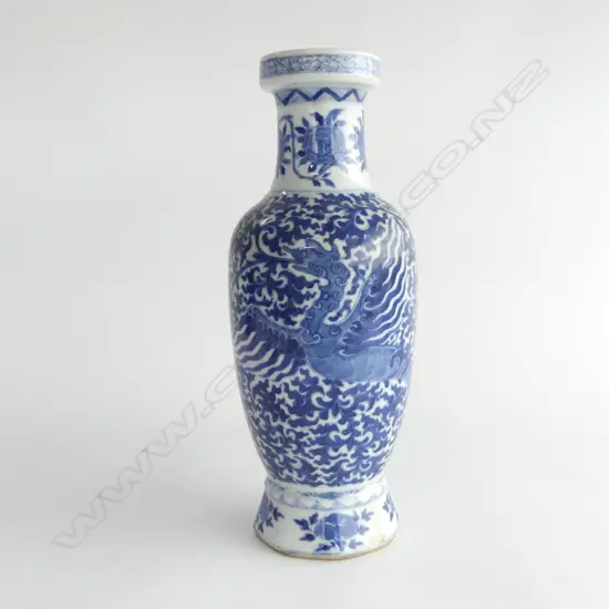 OLD CHINESE B & W DRAGON DECORATED VASE H.260mm
