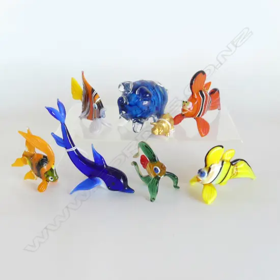 6 BLOWN GLASS FISH L 100MM AVERAGE GLASS PIG L90MM & GILT PIG  L40MM