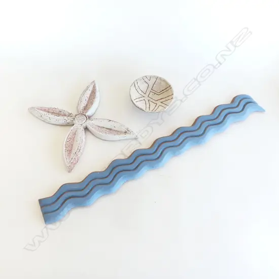 3 PCES FLAT FERN POTTERY; BLUE WAVE L.585mm, FLOWER & WALL PLATE 115mm dia