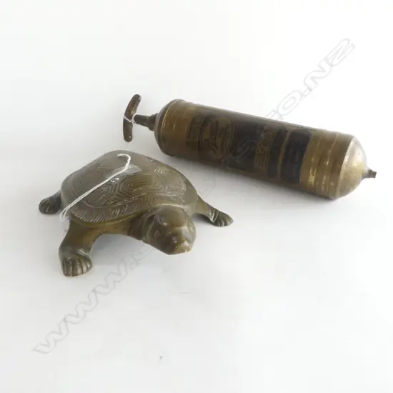 BRASS PYRENE FIRE EXTINGUISHER & DECORATIVE BRASS TURTLE, L.280mm