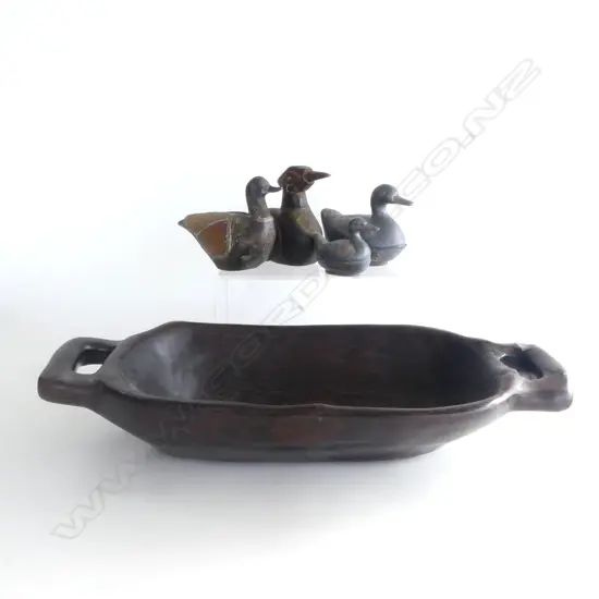 2 HANDLED WOOD BOWL L500MM WITH 2 WOOD DUCKS & 2 PEWTER DUCKS L170 MM LONGEST