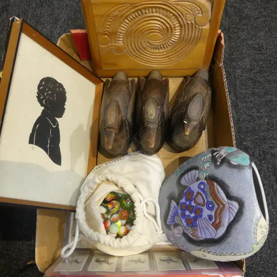 TRAY OF COLLECTABLES 3WOODEN DUCKS BAG MARBLES CIG CARDS FRAMED SILOETTES ETC