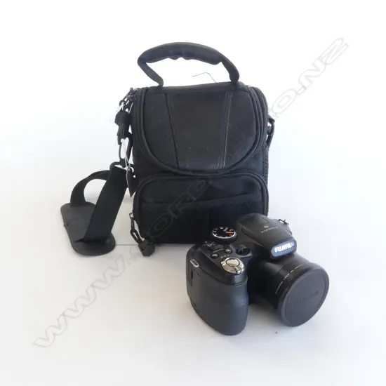 FUJIFILM FINEPIX 5 CAMERA, w. CARRY BAG