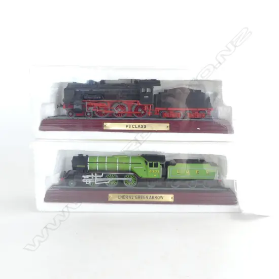 2 MODEL TRAINS L.240mm