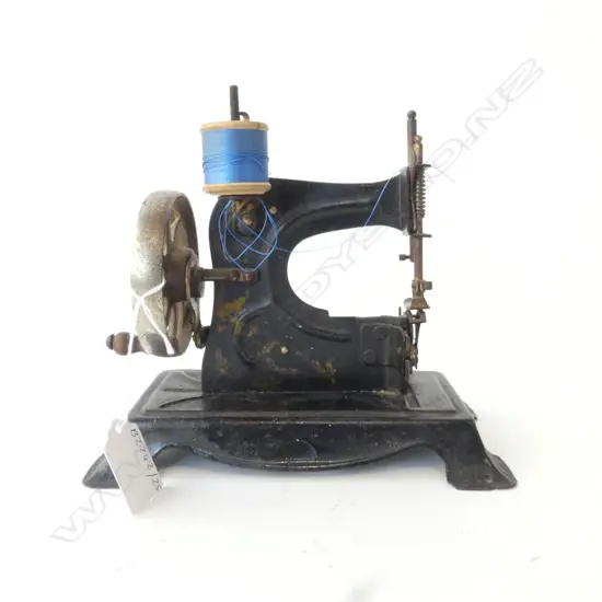 VICTORIAN CHILD’S TINPLATE TOY SEWING MACHINE, L.185MM
