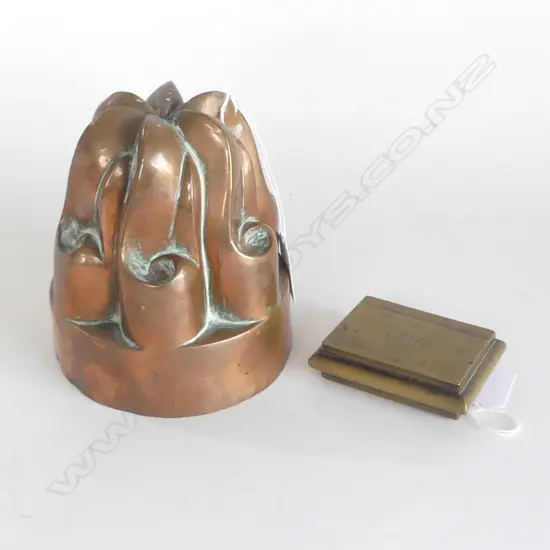 VICT COPPER JELLY MOULD H140MM & VICT  BRASS SNUFF BOX L80MM