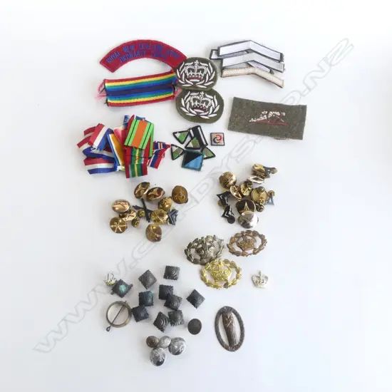 COLLECTION MILITARY BADGES, PATCHES, PIPS & RIBBONS, incl 25 AMERICAN ARMY BADGES